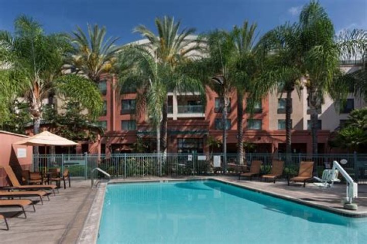 Experience Luxurious Comfort at Courtyard Marriott Empire Burbank