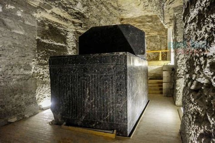 Explore the Enigmatic Kashmir Giants: A Historical and Mythical Perspective